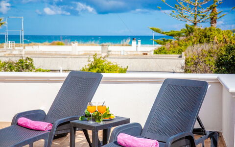 Villa Pantanagianni Beach: Himmel, Sky, Vand, Ejendom, Plante, Møbel, Lys, Blå, Natur, Grøn