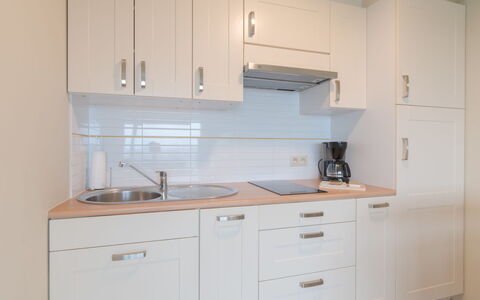 High in the Sky with Amazing Views: Cabinetry, Ejendom, Countertop, Køkkenvask, Håndvask, Bygning, Køkken, Træ, Skuffe, Indretning