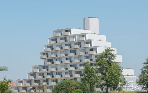 High in the Sky with Amazing Views: Himmel, Plante, Bygning, Træ, Højhus, Ejerlejlighed, Urban Design, Græs, Kommerciel Bygning, Skyscraper