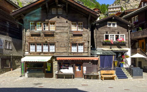Galaxy Lodge: Bygning, Hus, Ejendom, Stad, Arkitektur, Kvarter, Hjem, Turisme, Træ, Tag