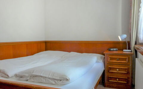 Haus Chatillon: Seng, Soveværelse, Møbel, Madras, Værelse, Bed Frame, Ejendom, Sengetøj, Sengetøj, Væg