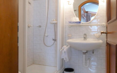 Haus Chatillon: Badeværelse, Ejendom, Værelse, Sanitærarmatur, Badeværelse Tilbehør, Toilet, Væg, Arkitektur, Flise, Hus