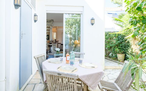 La Petite Arcachonnaise: Møbel, Bord, Ejendom, Plante, Stol, Azure, Bygning, Indretning, Træ, Veranda