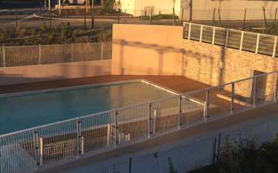 Bormes-Les-Mimosas 107: Svømmepøl, Ejendom, Ejendom, Kompositmateriale, Rektangel, Hegn, Water Feature, Beton, Home Fencing, Gård