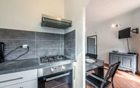 Le Narcisse: Cabinetry, Ejendom, Møbel, Countertop, Cooktop, Komfur, Bygning, Køkken, Træ, Gaskomfur