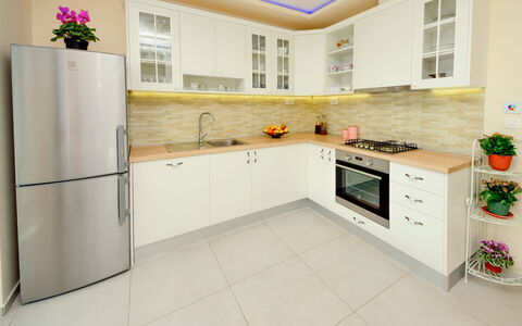 Lara: Countertop, Cabinetry, Bygning, Ejendom, Køkken Apparat, Komfur, Køkken, Husholdningsapparat, Tap, Køkkenvask