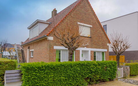 Villa Martinella: Plante, Himmel, Bygning, Vindue, Land Lot, Sky, Arkitektur, Hus, Træ, Mursten