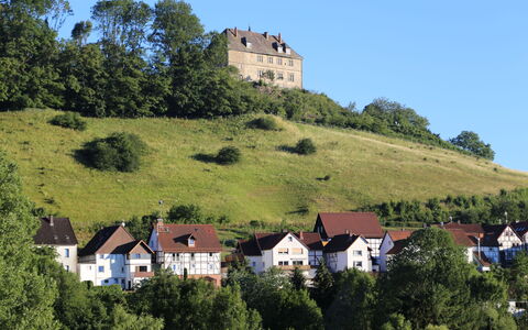 Schwalenberg 170: Himmel, Ejendom, Plante, Træ, Bygning, Land Lot, Hældning, Skygge, Asfalt, Træ