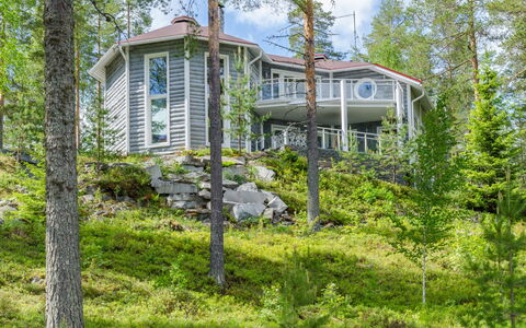 Huvila Lomaonni: Møbel, Stol, Udendørs Møbler, Bord, Træ, Udendørs Bord, Køkken & Spisebord, Skygge, Have, Paraply
