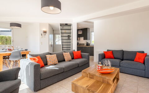 Le Clos St Colomban: Stue, Møbel, Værelse, Ejendom, Indretning, Bygning, Couch, Kaffebord, Etage, Bord
