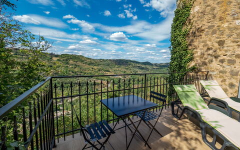 La Suite del Benessere: Sky, Himmel, Ejendom, Plante, Natur, Bygning, Azure, Naturlige Landskab, Hegn, Skygge