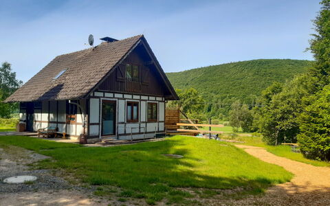 Haus am Fluss: Himmel, Plante, Bygning, Vindue, Økoregion, Træ, Bjerg, Naturlige Landskab, Highland, Træ