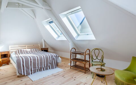 Sunny Lodge: Møbel, Ejendom, Bord, Træ, Komfort, Vindue, Indretning, Gulvbelægning, Skygge