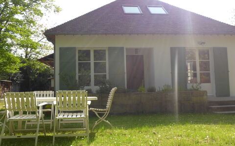 Sunny Lodge: Plante, Bygning, Ejendom, Vindue, Himmel, Hus, Stol, Skygge, Land Lot, Arkitektur