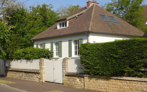 Sunny Lodge: Plante, Bygning, Ejendom, Himmel, Vindue, Hus, Land Lot, Boligområde, Sommerhus, Vejbelægning