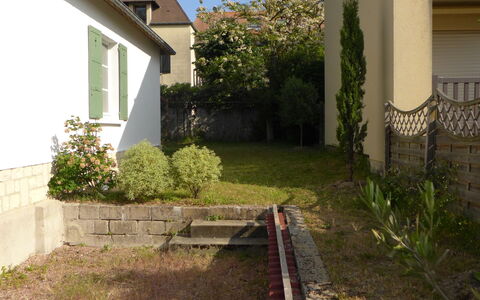Sunny Lodge: Plante, Ejendom, Bygning, Blad, Vindue, Himmel, Land Lot, Hus, Vejbelægning