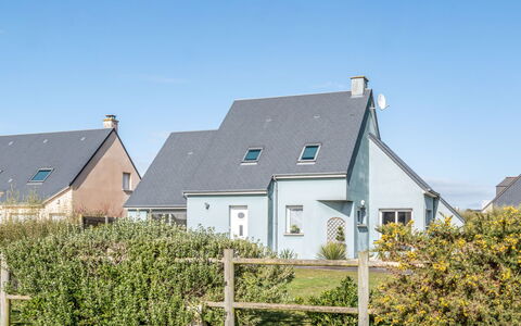 Blue House: Himmel, Sky, Mad, Plante, Bordservice, Bord, Vindue, Bjerg, Frugt, Træ