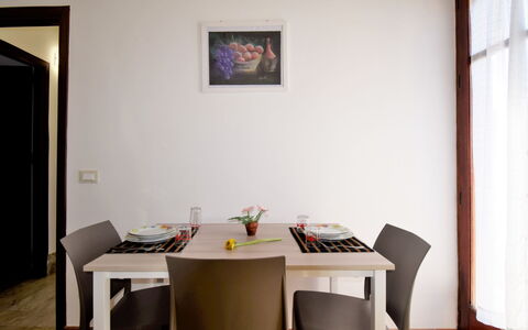 Sinago: Bord, Møbel, Ejendom, Bygning, Billedramme, Indretning, Træ, Arkitektur, Gul, Etage