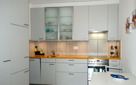 Ca' Dal Pio: Værelse, Ejendom, Køkken, Cabinetry, Møbel, Gul, Indretning, Bygning, Skab, Hus