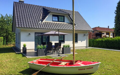 Kleine Möwe: Himmel, Plante, Ejendom, Vindue, Bygning, Køretøj, Træ, Hus, Båd, Skygge