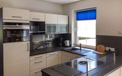 Kleine Möwe: Countertop, Ejendom, Cabinetry, Værelse, Køkken, Møbel, Indretning, Bygning, Større Bandage, Komfur