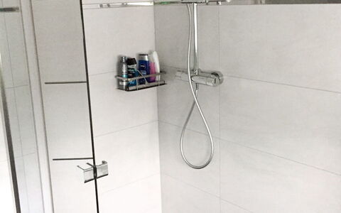 Kleine Möwe: Værelse, Badeværelse, Bruser, Sanitærarmatur, Brusepanel, Arkitektur, Flise, Glas, Dør, Etage