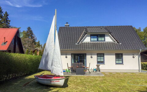 Kleine Möwe: Ejendom, Hus, Hjem, Sommerhus, Tag, Ejendom, Bygning, Køretøj, Båd, Himmel