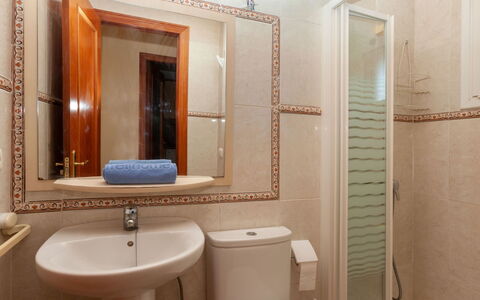 Villa Formentera: Badeværelse, Ejendom, Værelse, Badeværelsesskab, Badeværelse Tilbehør, Indretning, Sanitærarmatur, Væg, Flise, Toilet