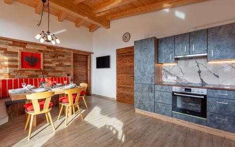 Chalet Spatn: Værelse, Ejendom, Møbel, Bygning, Indretning, Countertop, Trægulve, Etage, Hus, Hårdttræ