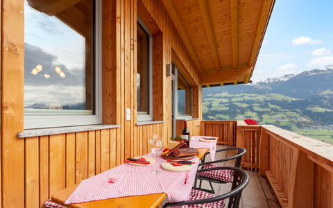 Chalet Spatn: Ejendom, Værelse, Bygning, Møbel, Bord, Ejendom, Hus, Indretning, Altan, Veranda