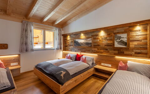 Chalet Spatn: Bygning, Møbel, Ejendom, Komfort, Billedramme, Træ, Seng, Bed Frame, Belysning, Indretning