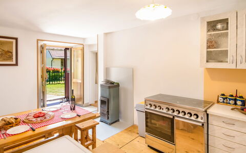 Maja: Billedramme, Cabinetry, Countertop, Træ, Køkken Apparat, Bord, Belysning, Skuffe, Komfur, Køkken