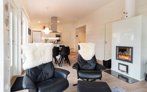 Villa Taiga: Altan, Lejlighed, Skygge, Glas, Ejerlejlighed, Gelænder, Veranda, Dagslys, Dæk, Udendørs Møbler