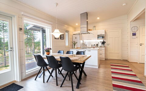 Villa Taiga: Altan, Lejlighed, Skygge, Glas, Ejerlejlighed, Gelænder, Veranda, Dagslys, Dæk, Udendørs Møbler