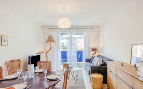 L'Amiral: Møbel, Bord, Cabinetry, Ejendom, Billedramme, Stol, Azure, Indretning, Træ, Etage