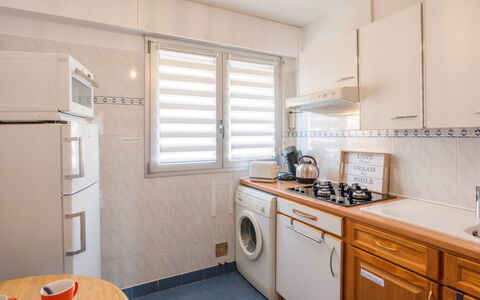 L'Amiral: Cabinetry, Møbel, Ejendom, Bygning, Countertop, Håndvask, Køkken Apparat, Køkkenvask, Køkken, Træ