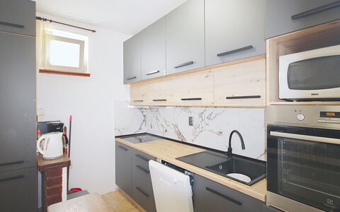 Lolita: Countertop, Køkken, Køkken Apparat, Cabinetry, Gulvbelægning, Træ, Indretning, Større Bandage, Møbel, Etage