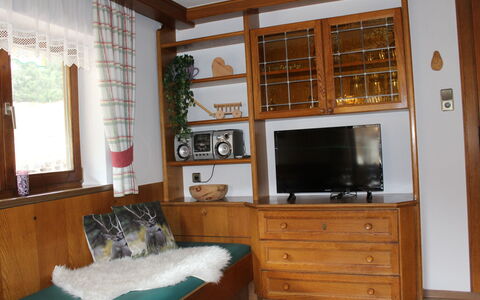 Umbichl: Møbel, Værelse, Ejendom, Cabinetry, Indretning, Bygning, Hus, Stue, Hjem, Hårdttræ