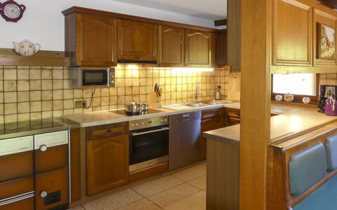 Umbichl: Countertop, Cabinetry, Køkkenvask, Håndvask, Ejendom, Møbel, Tap, Sanitærarmatur, Køkken, Bygning