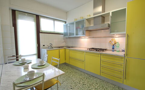 Marina Apartment: Ejendom, Værelse, Møbel, Gul, Køkken, Bygning, Cabinetry, Indretning, Hus, Countertop
