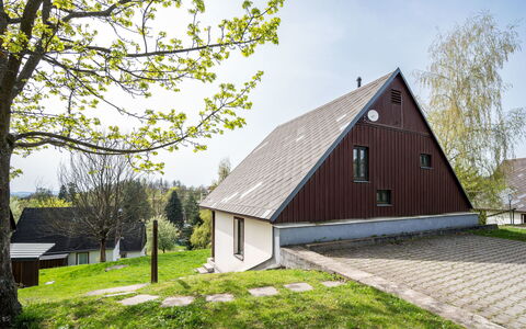 Holiday Hill 30: Himmel, Plante, Bygning, Ejendom, Vindue, Træ, Hus, Træ, Græs, Sky