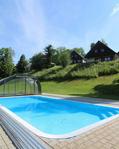 Holiday Hill 45: Vand, Sky, Himmel, Plante, Ejendom, Svømmepøl, Azure, Træ, Bygning, Rektangel