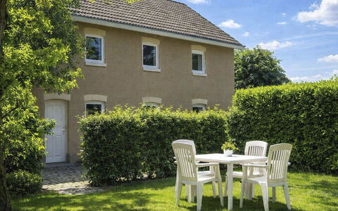 Bungalowpark Landsrade: Græs, Busk, Hus, Have, Sommerhus, Hjem, Land Lot, Lawn, Hæk