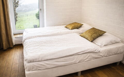 Bungalowpark Landsrade: Seng, Soveværelse, Sengetøj, Træ, Sengetøj, Etage, Gulvbelægning, Møbel, Sengetøj, Bed Frame