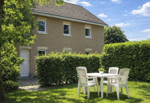 Bungalowpark Landsrade: Græs, Busk, Hus, Have, Sommerhus, Hjem, Land Lot, Lawn, Hæk