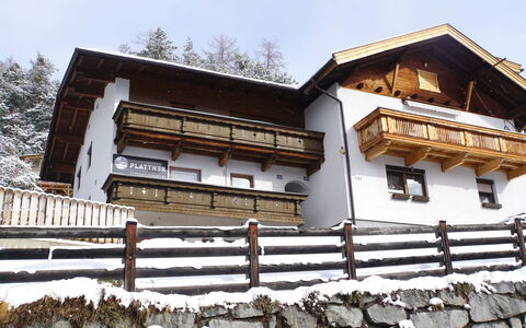 Plattner: Himmel, Bygning, Træ, Sne, Vindue, Hus, Trappe, Sommerhus, Hegn, Træ