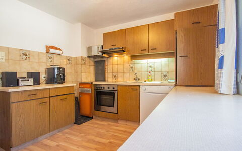 Plattner: Cabinetry, Countertop, Ejendom, Møbel, Køkken Apparat, Bygning, Husholdningsapparat, Komfur, Køkken, Træ