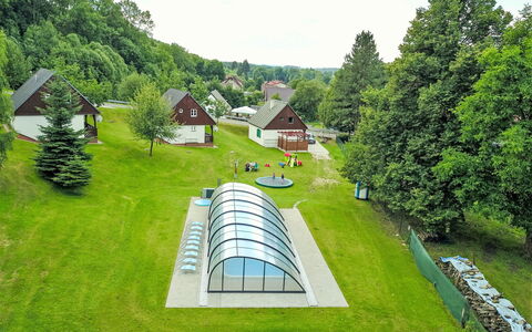 Holiday Hill 28: Græs, Have, Lawn, Sommerhus, Parkere, Landscaping, Gård, Garden Bygninger, Evergreen, Kunstgræs