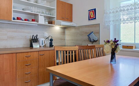 Holiday Hill 28: Møbel, Cabinetry, Gulvbelægning, Køkken, Countertop, Træ, Indretning, Køkken Apparat, Etage, Skab
