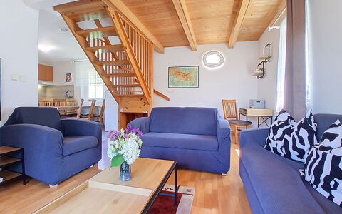 Holiday Hill 28: Møbel, Gulvbelægning, Indretning, Etage, Træ, Couch, Værelse, Loft, Bord, Stue